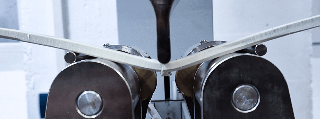 Biegeversuch an Kunststoffen